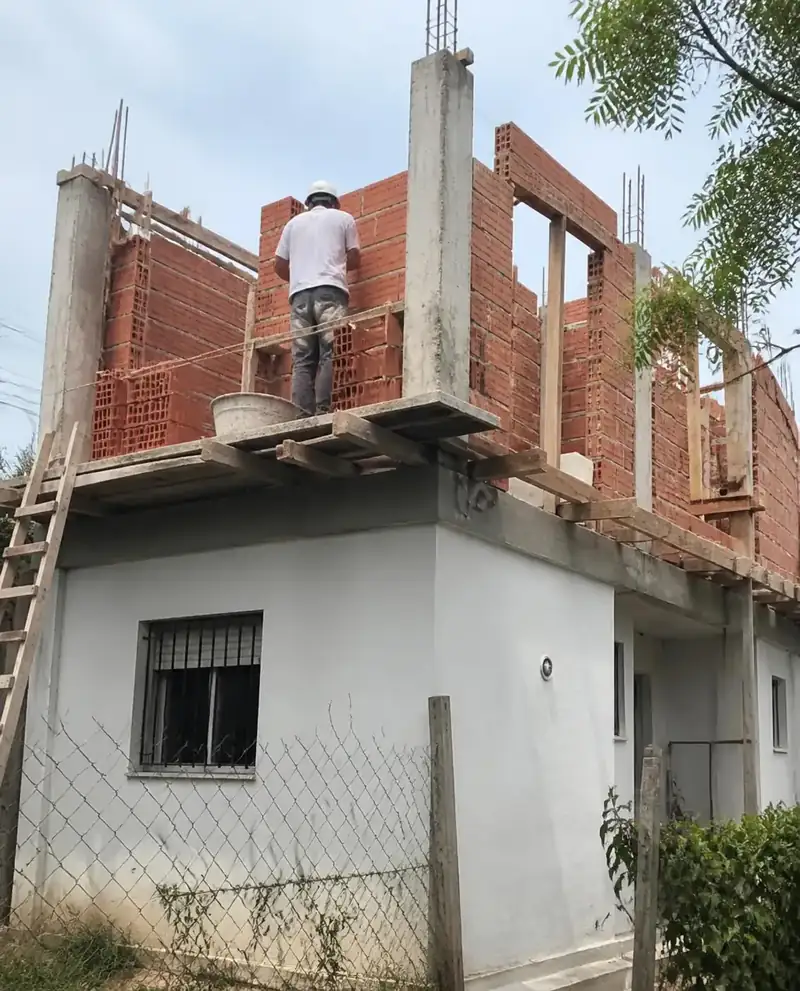 Ampliación en planta alta con paredes de ladrillo cerámico sobre una casa existente