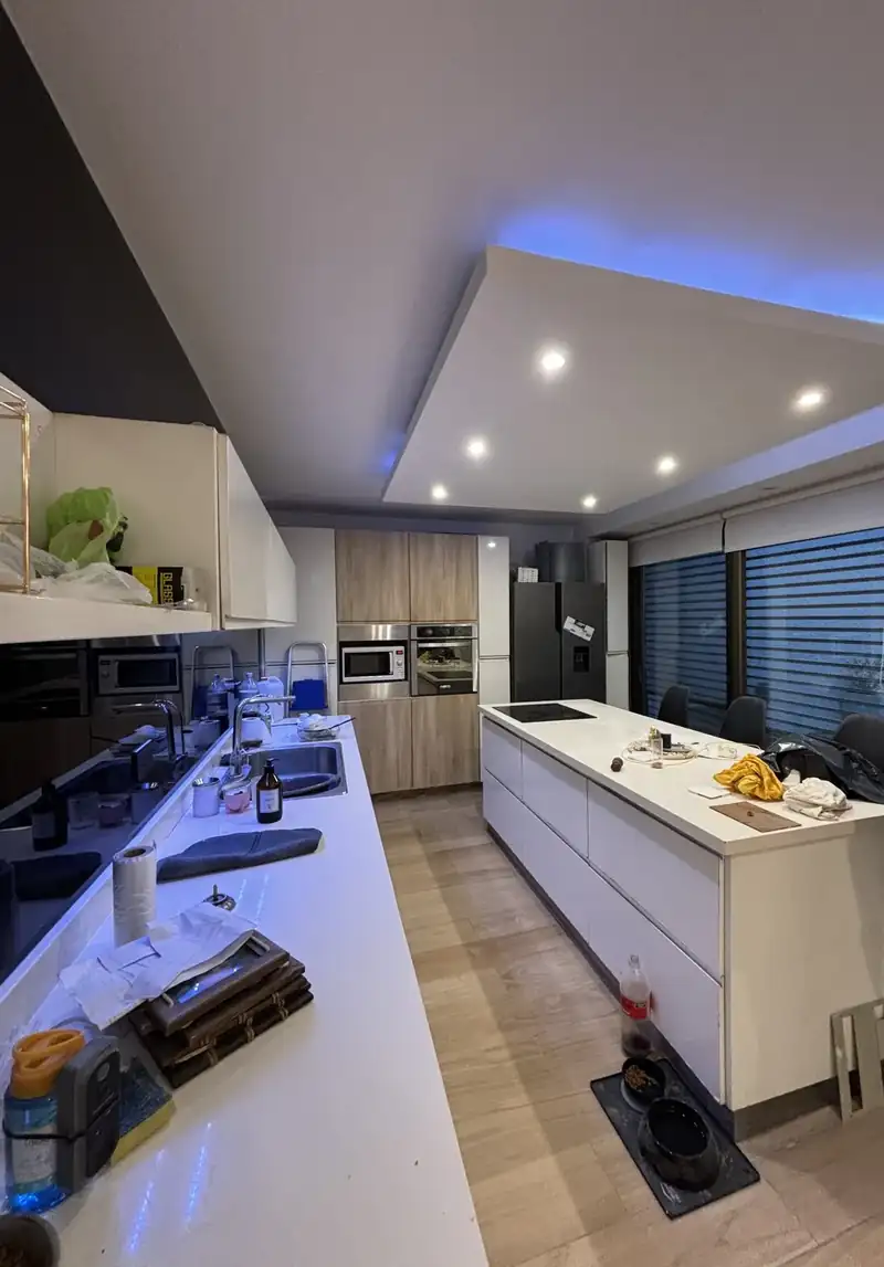 Cocina con isla y cielorraso de durlock con iluminación LED perimetral