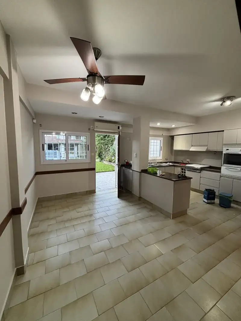 Cocina comedor con paredes y cielorraso recién pintados y ventilador de techo