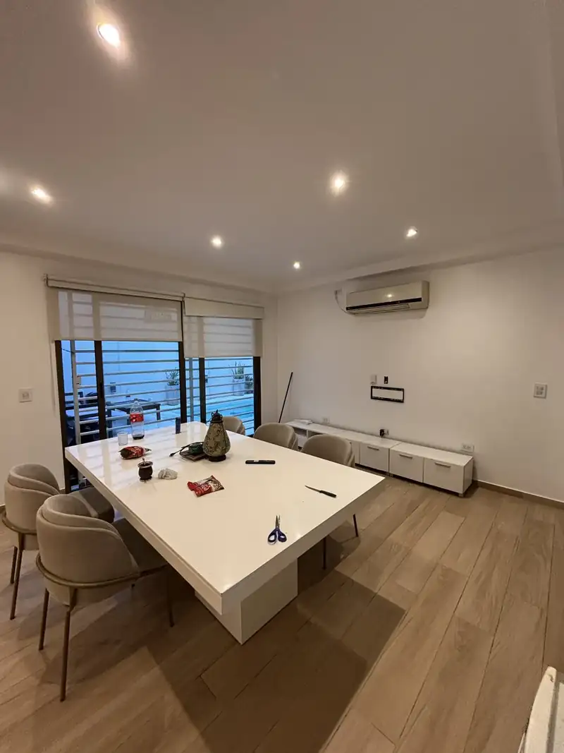 Comedor recién terminado, con cielorraso a nuevo, luces LED empotradas y mesa blanca