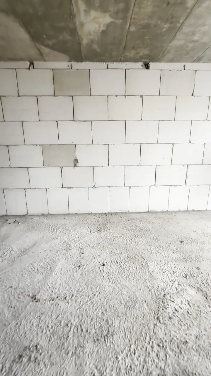 Pared nueva de bloques de hormigón celular bajo una losa de hormigón