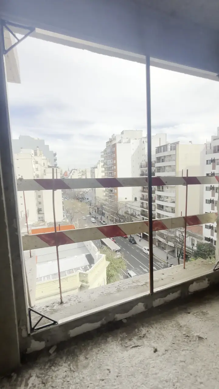 Vano de ventana en un edificio en construcción con vista a la ciudad