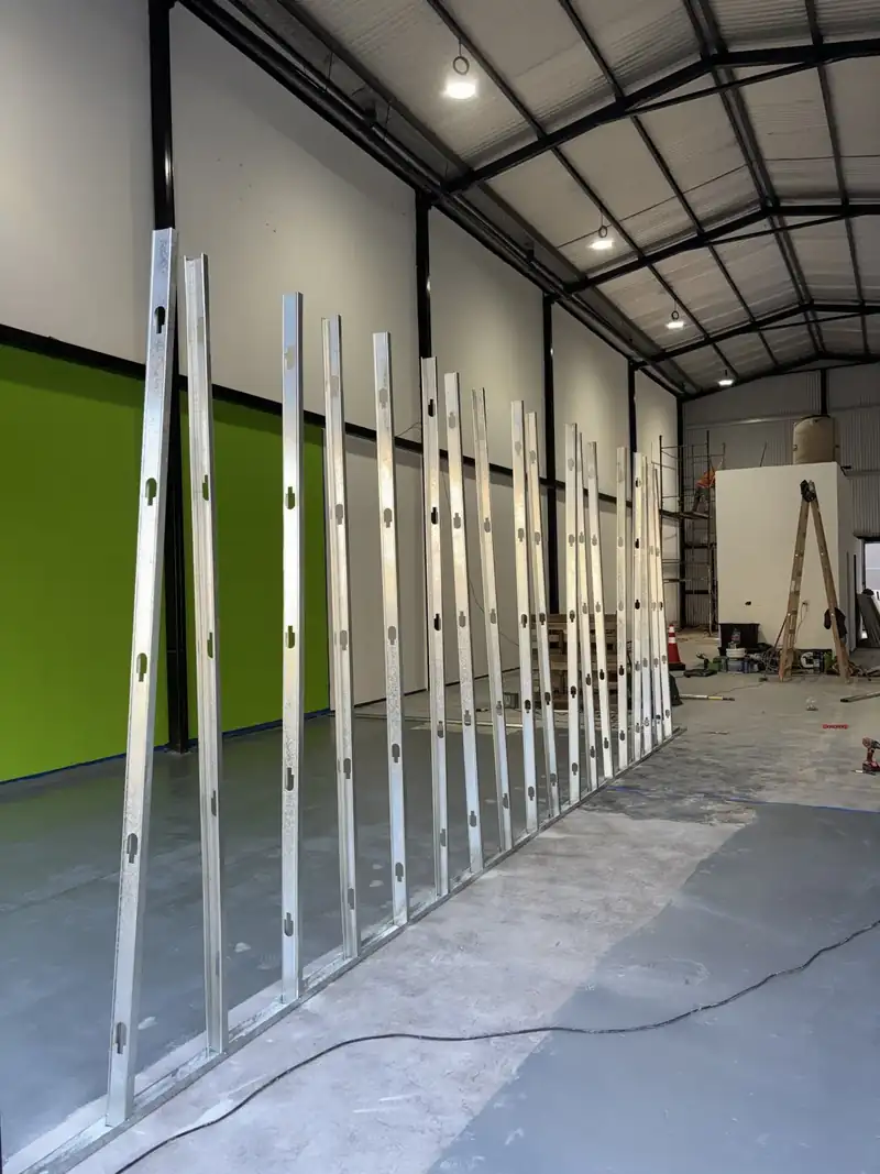 Estructura de perfiles de acero galvanizado para un tabique de durlock en un galpón