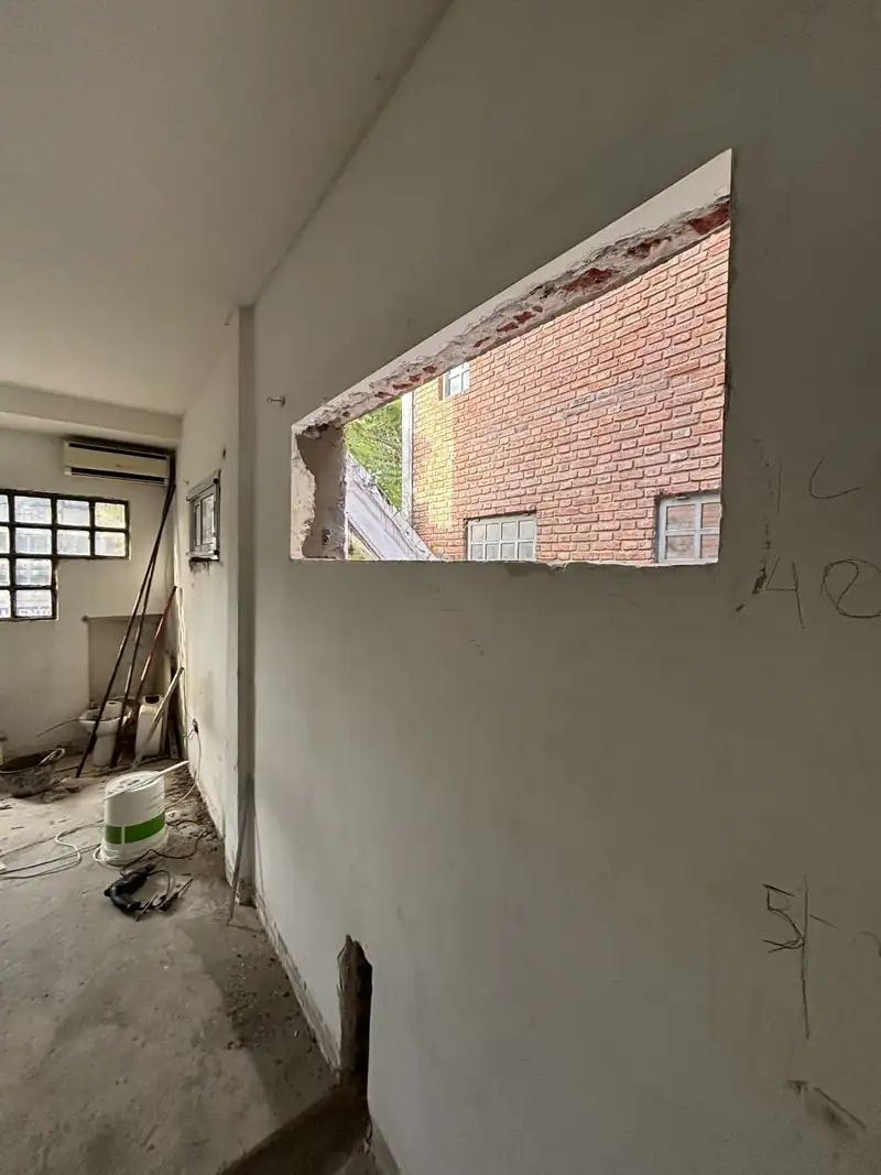 Vano nuevo abierto en un muro durante una refacción, antes de colocar la ventana
