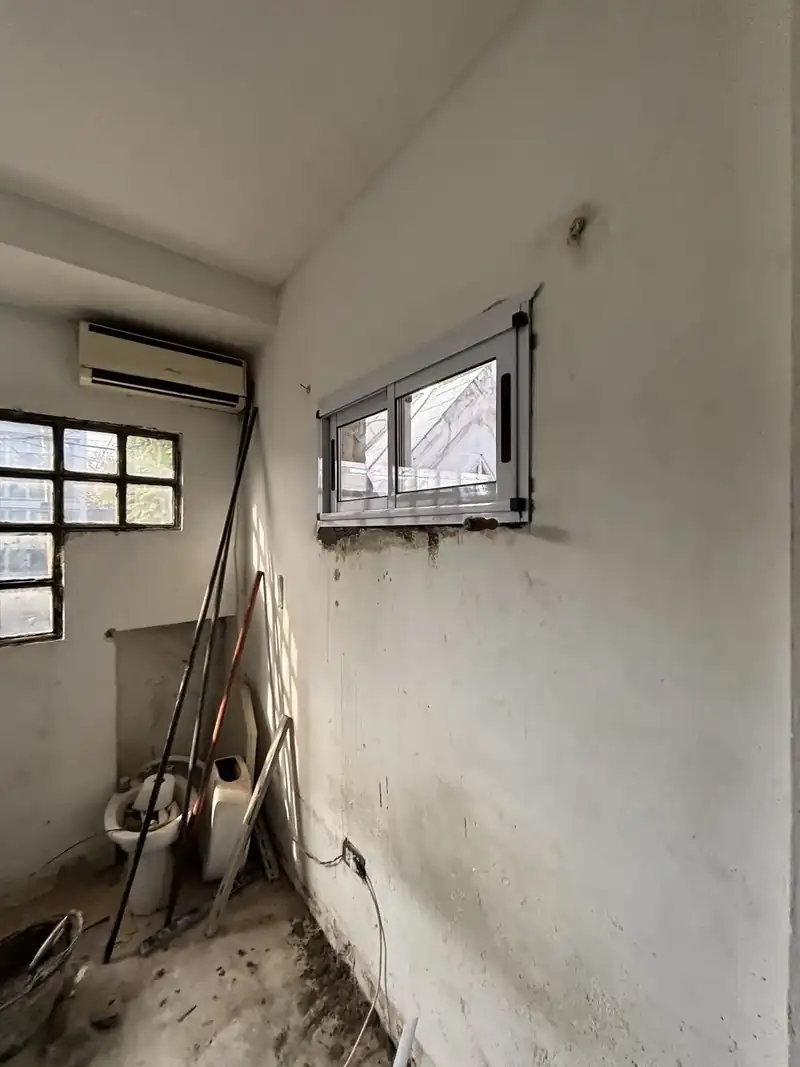 Ventana de aluminio colocada en el vano nuevo del mismo muro